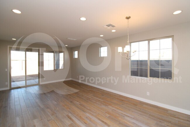 Building Photo - 5716 S Romano