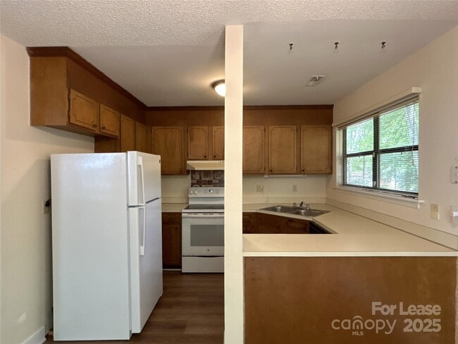 Building Photo - 6506 Doubletree Dr