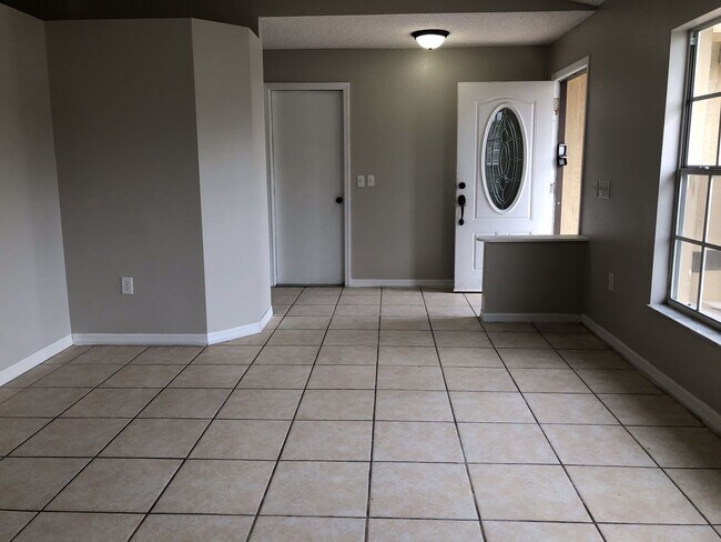 Building Photo - 3 Bed 2 Bath Home | Pet Friendly with Fenced Yard | Washer Dryer Hook Ups | Section 8 Welcome