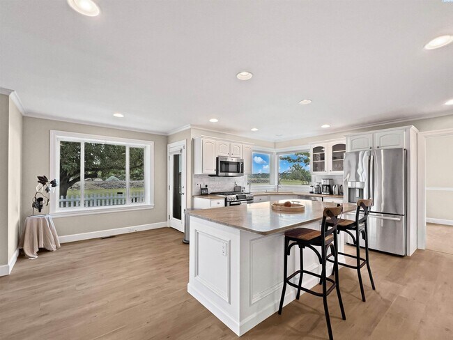 Building Photo - 4 Bedrooms Plus an Office Steps from the R...