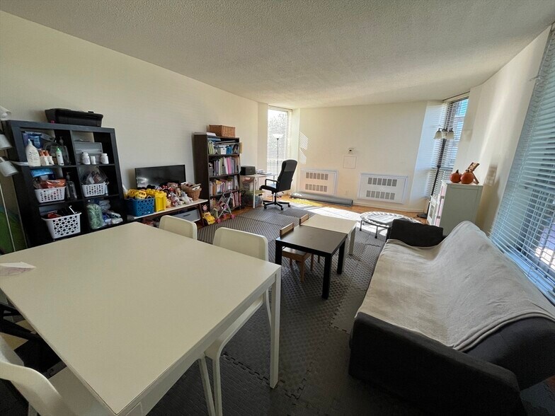 Building Photo - 33 Pond Ave