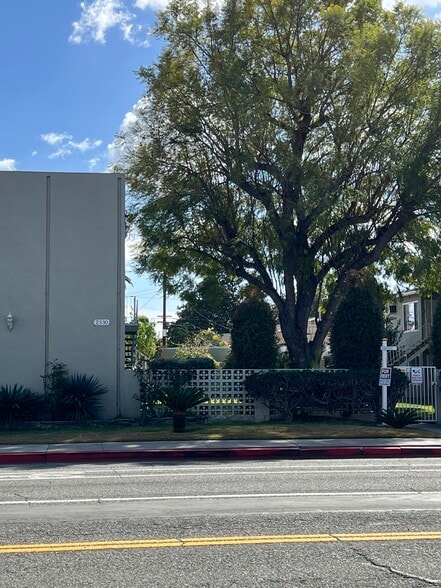 street view - 2324 E Commonwealth Ave