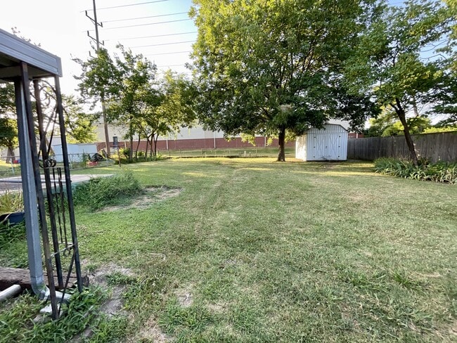 Building Photo - 905 Cottonwood St