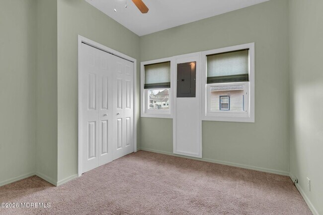 Building Photo - 1232 Pine Tree Way