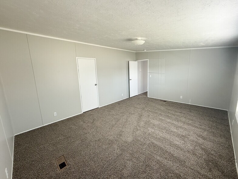 Building Photo - 120 Parma Ct