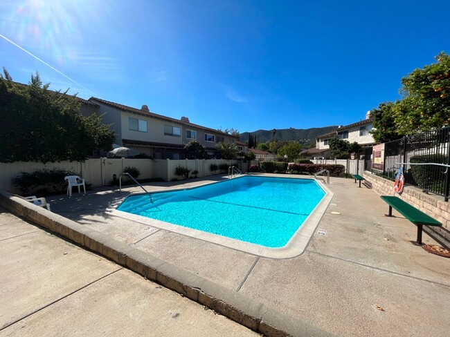 Building Photo - Newbury Park townhome w/3+2, en-suite, gar...