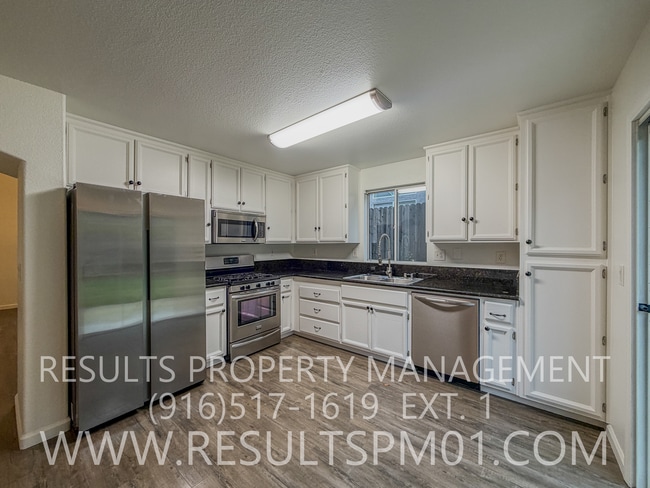 Building Photo - Beautiful Rocklin Light and bright Home!