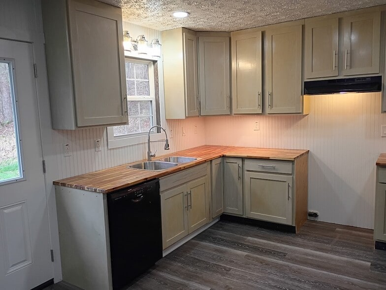 New kitchen cabinets - 384 Highland Dr