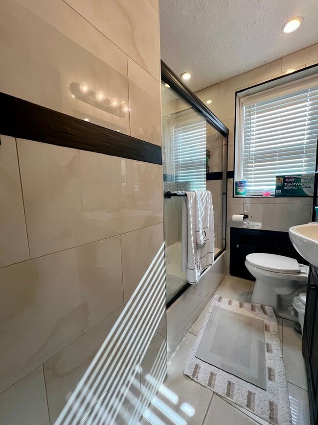 Building Photo - Stunning 3-Bed Twin Home in Lansdowne! Available May 1st!