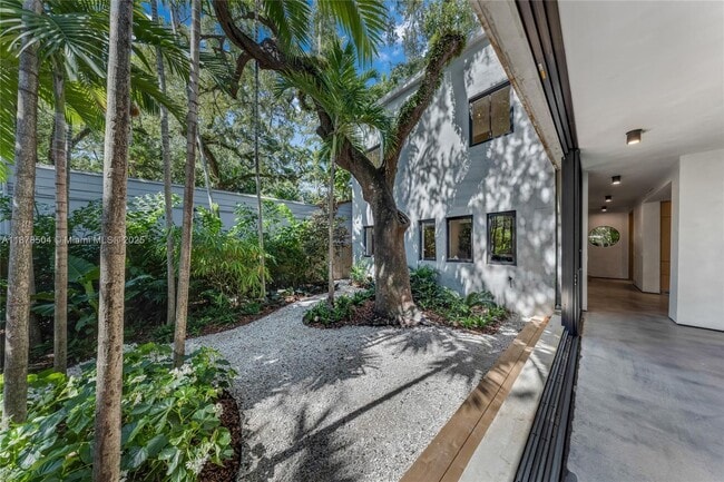 Building Photo - 1000 NW 9th Ct