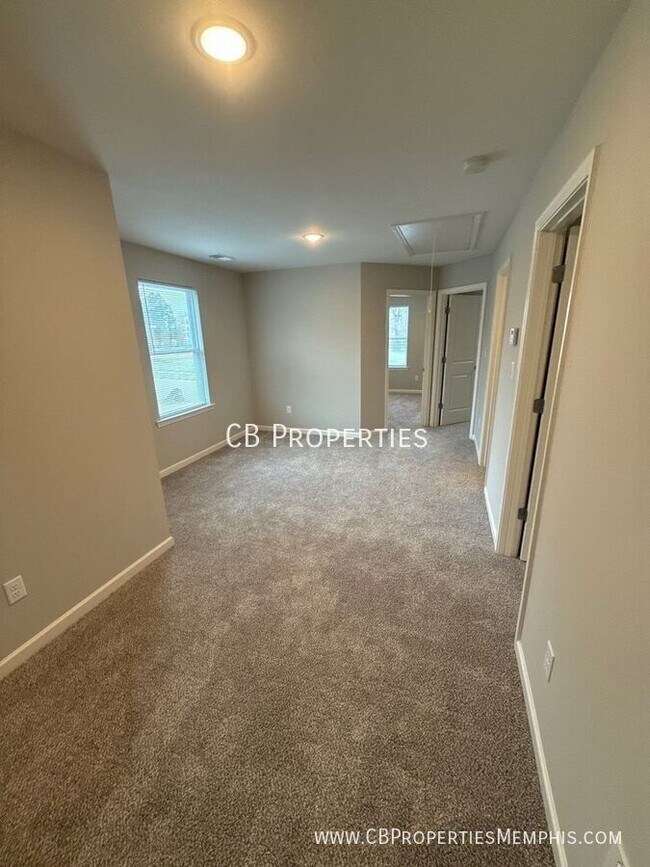 Building Photo - 729 N Dunlap St