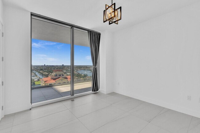 Building Photo - Stunning High-Rise Condo with Ocean Views | Prime Beach Location