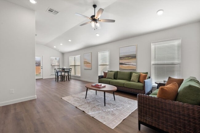 Building Photo - More Space, More Style, Welcome to 2507 Kenwood!