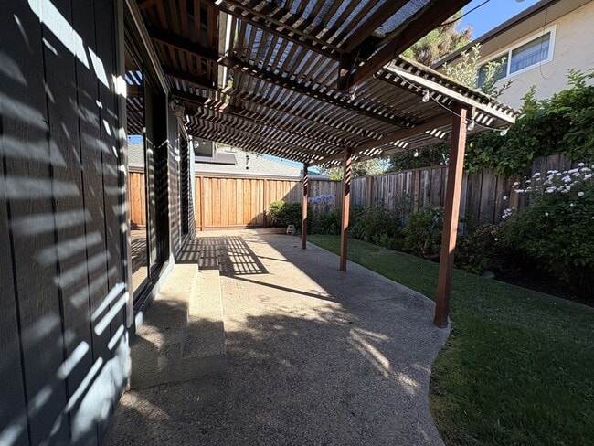 Building Photo - Spacious 3BD/2BA Redwood City Home | Two L...