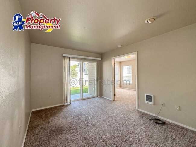 Building Photo - 870 W Belmont Cir