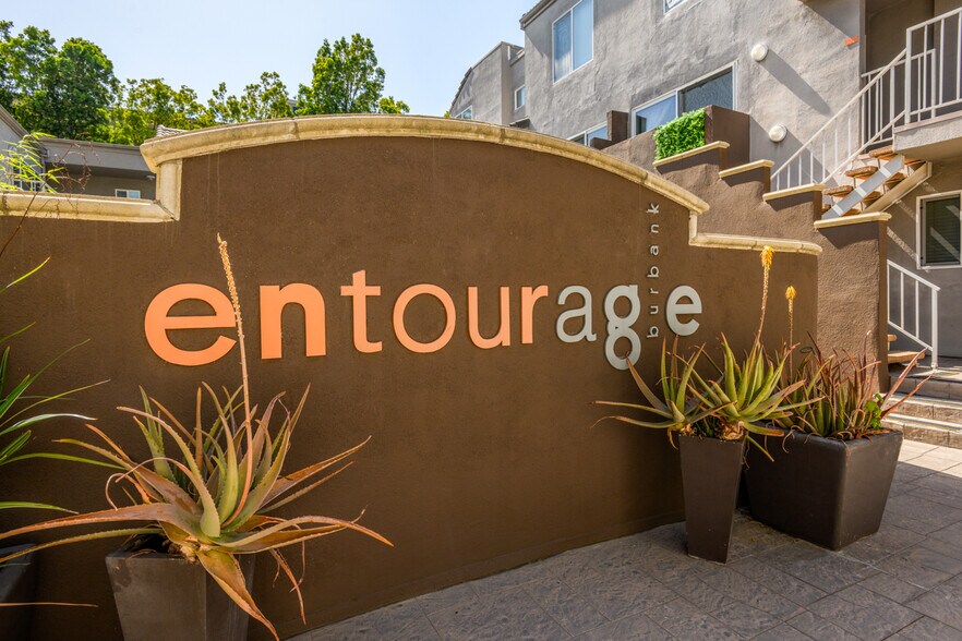 Building Photo - 355 N Maple St