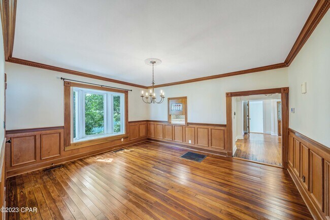 Building Photo - 2316 W Beach Dr