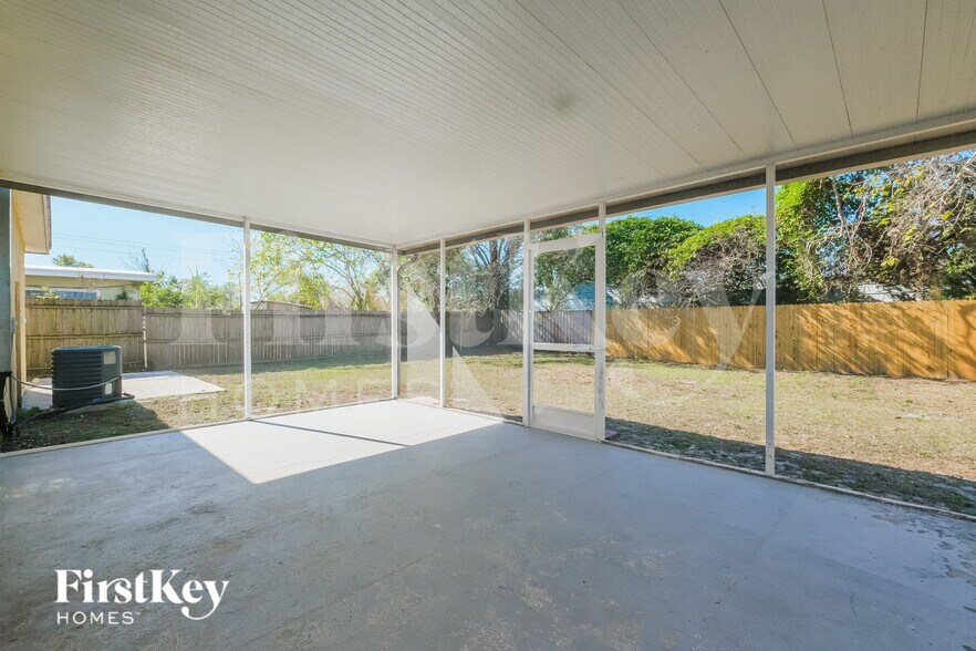 Building Photo - 10910 N 15th St