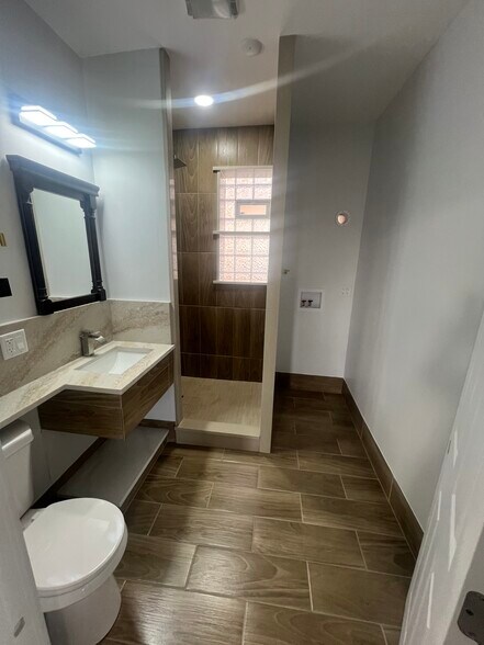 Building Photo - 7220 S East End Ave