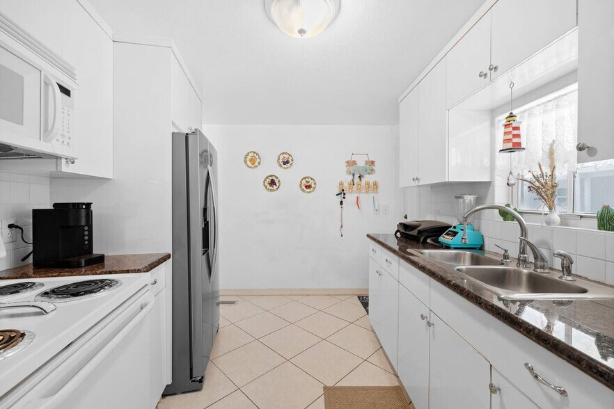 Building Photo - 343 Oleander Dr