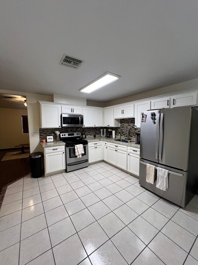 Building Photo - 3 BEDROOM HOME NEAR THE FOOTHILLS!