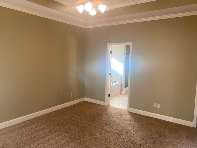 Building Photo - 3 bed / 2 bath Forest Glen