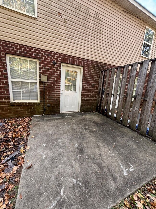 Building Photo - 216 Springfield Cir