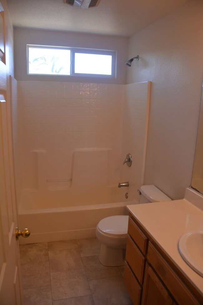 Building Photo - Sharp and clean Dallas Ranch area 4 bedroom, 2 bath home with 1,533 sq. ft