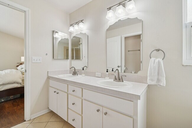 Building Photo - Tuscanny Street