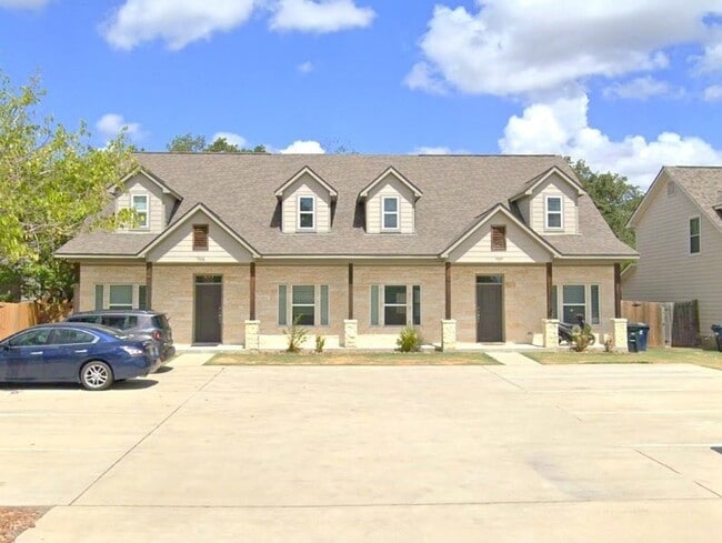 Building Photo - 707 Dominik Dr