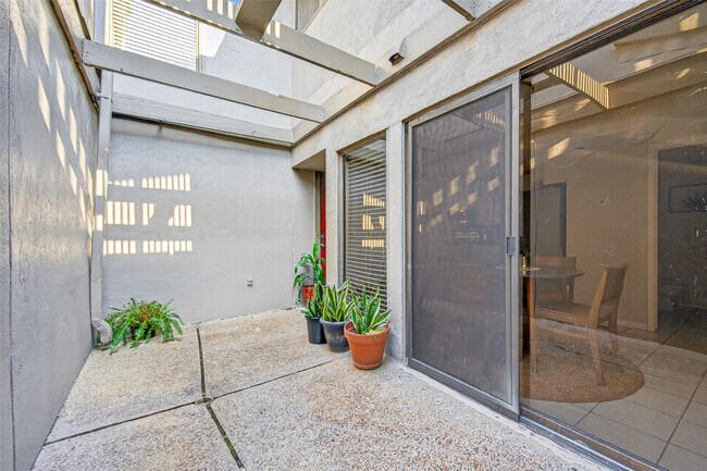 Building Photo - 880 Tully St