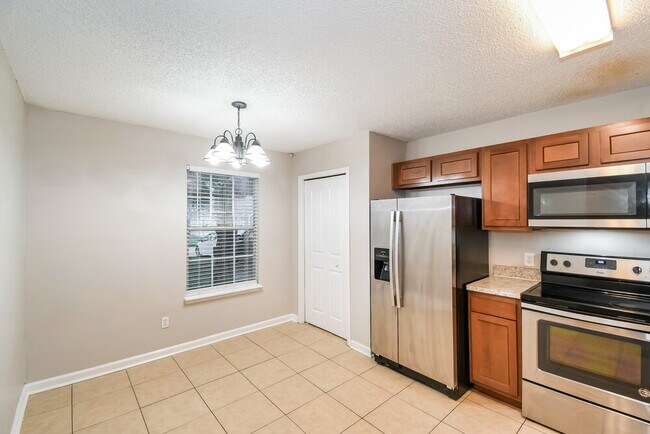 Building Photo - 1853 Alberta Ct N