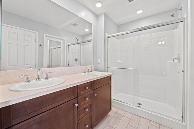 Building Photo - Townhome in the Lakepointe Point Community!