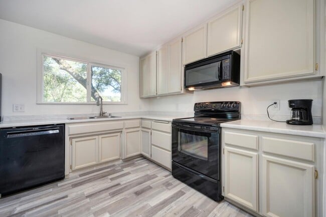 Building Photo - 4175 Helen Ln