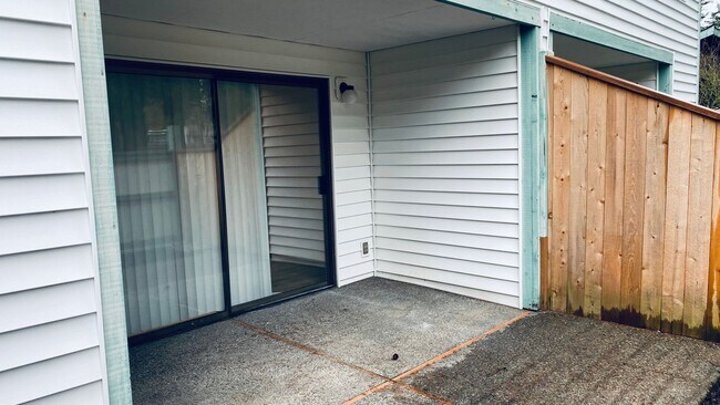 Building Photo - Cute and Quaint Updated Federal Way Condo