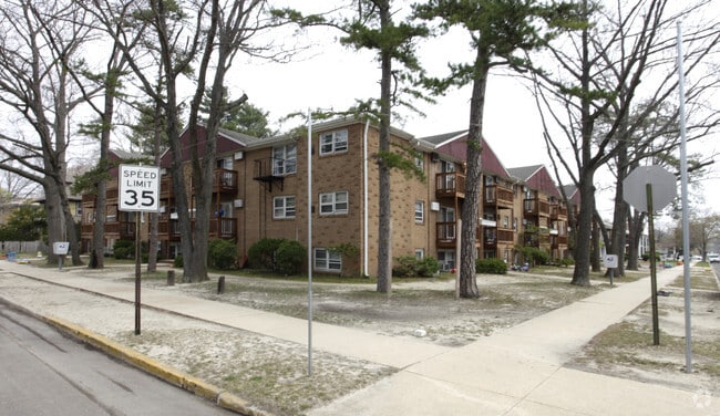 Primary Photo - 1005 Forest Ave