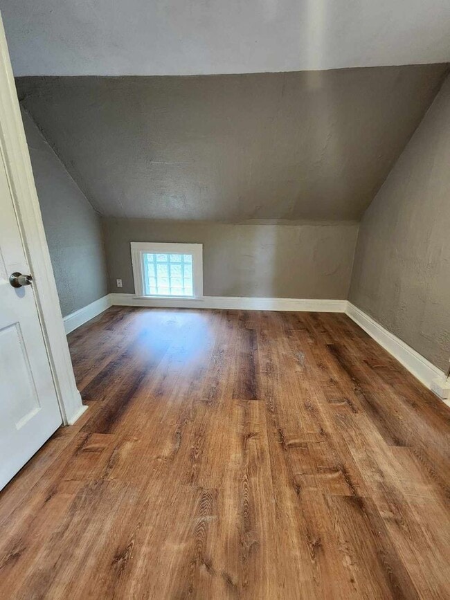 Building Photo - Three Bedroom Single Family Home!