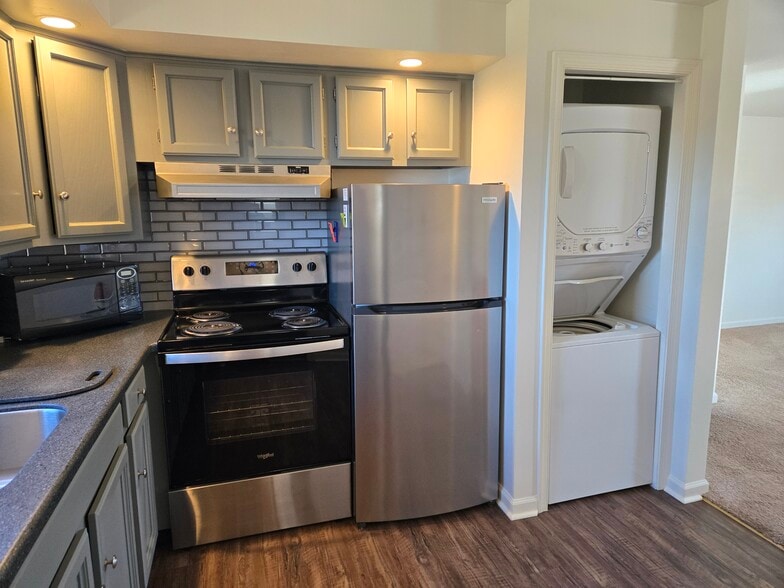 W/D in apartment - 636 W Center St