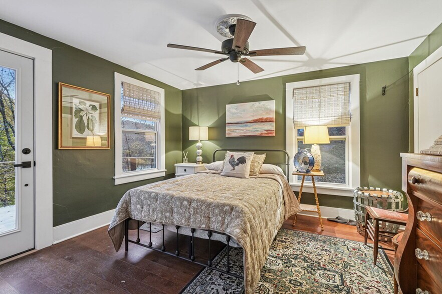 Building Photo - 916 E End Rd