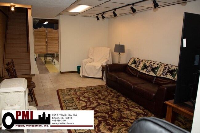 Building Photo - 3 Bedroom and 2 bathroom Colonial Hills Ho...