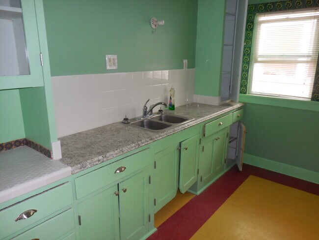 Building Photo - 601 W 48th St