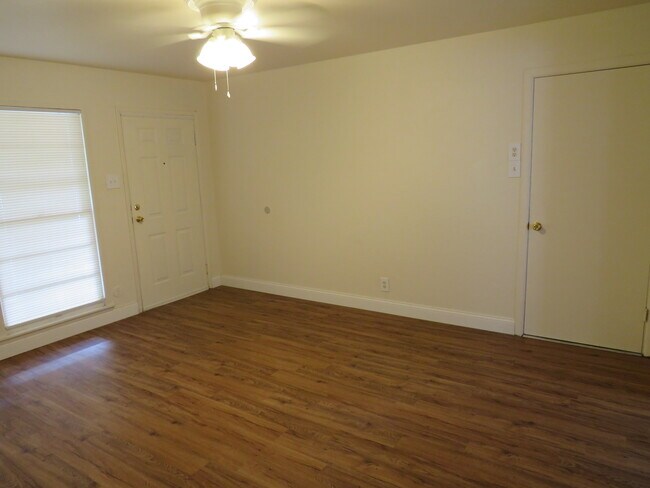 Building Photo - 419 Anton Dr