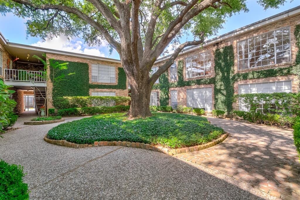 View of the courtyard - 2101 Fountain View Dr