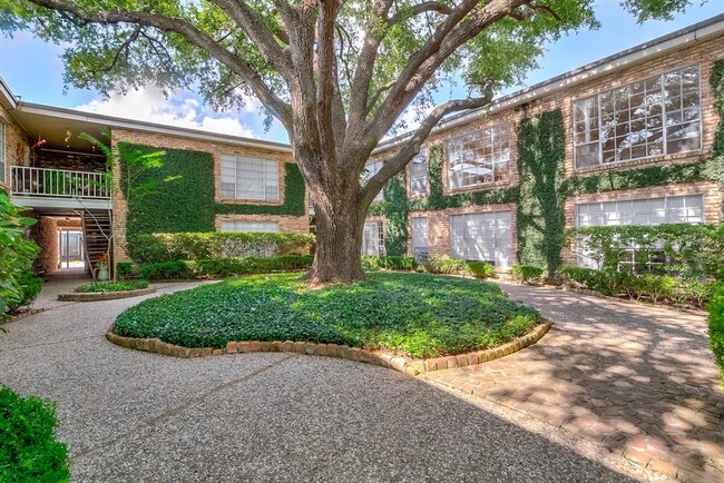 Building Photo - 2101 Fountain View Dr