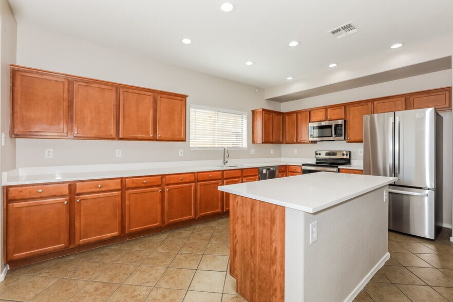 Building Photo - 8461 E Lindner Ave