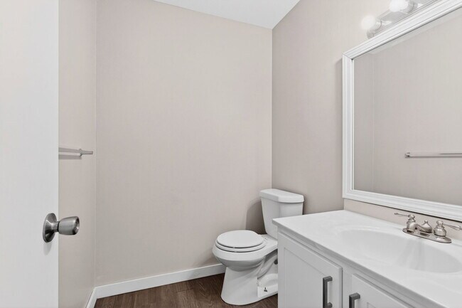 Building Photo - 5920 Walnut Cir Dr