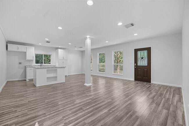 Building Photo - 30519 Lake Cir Ln