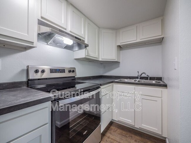 Building Photo - 1121 N College Dr