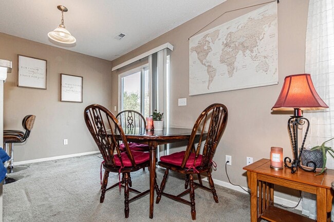 Building Photo - Spacious Home Close to Fort Riley!