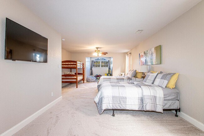 Building Photo - 451 Lakeland Dr